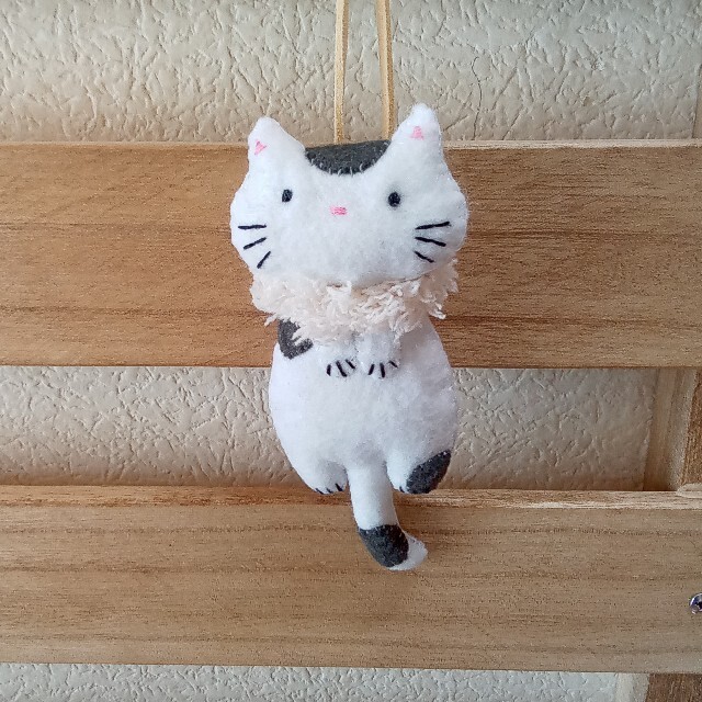 ハンドメイド☆マスコット♥ねこちゃん♥(ブチ) キーホルダーの通販 by