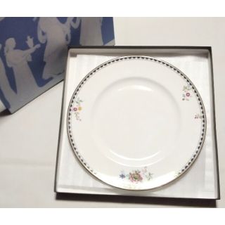 ウェッジウッド(WEDGWOOD)の大人気のブランド食器(ウェッジウッド レースピオニー プレート27cm)新品格安(食器)