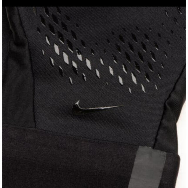NIKE(ナイキ)のセール！新品NIKEアカデミーハイパーウォーム 防寒手袋グローブ ブラック黒 M メンズのファッション小物(手袋)の商品写真