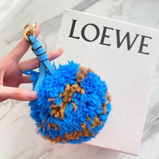 ロエベ(LOEWE)のラスト１【新品】LOEWE ロエベ ポンポン バッグチャーム 青/ブラウン(キーホルダー)