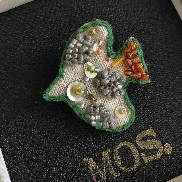 手刺繍ブローチ 北欧バード ビーズ スパンコール 北欧デザイン* 手刺繍ブローチ ビーズ スパンコール 鳥 フラワーデザイン