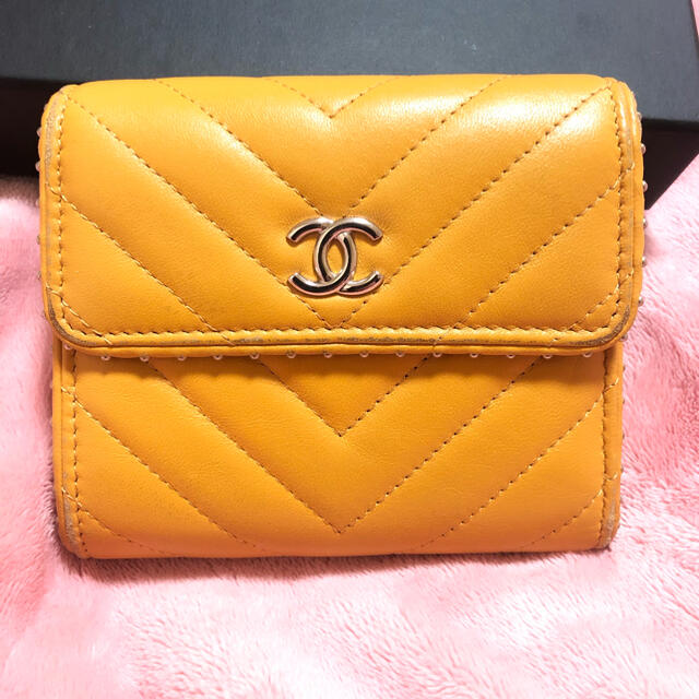 CHANEL(シャネル)の【リリー様専用】シャネルスタッズ財布 レディースのファッション小物(財布)の商品写真