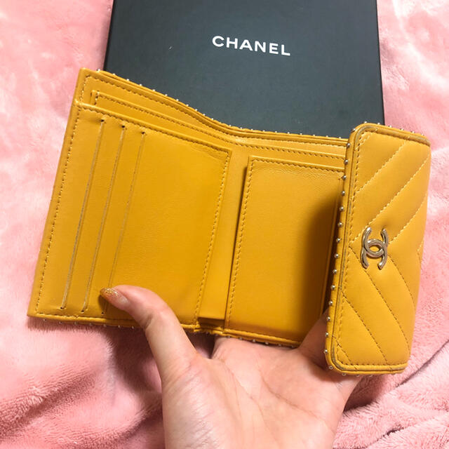 CHANEL(シャネル)の【リリー様専用】シャネルスタッズ財布 レディースのファッション小物(財布)の商品写真