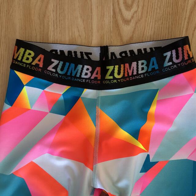 Zumba(ズンバ)のZUMBA カラーユアーダンスフロア　アンクルレギンス　XS usedです。 スポーツ/アウトドアのトレーニング/エクササイズ(トレーニング用品)の商品写真