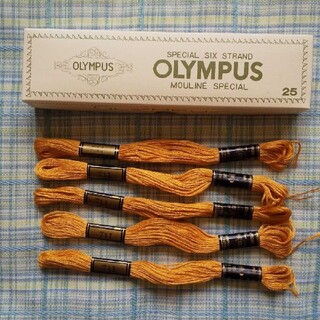 オリンパス(OLYMPUS)の刺繍糸 ５本  オリムパス 色番号 ７１１(生地/糸)