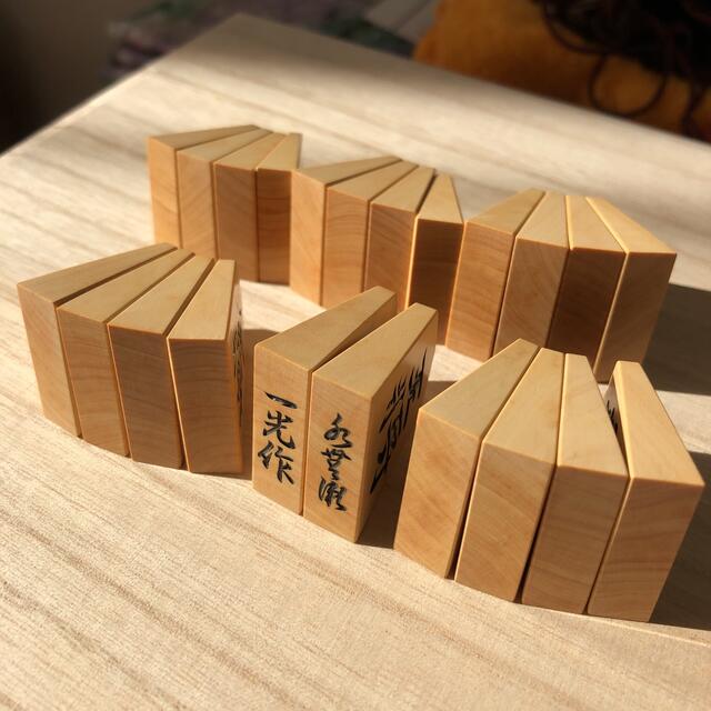 御蔵島黄楊 彫駒 柾目揃い 水無瀬書 一光作 桐箱付き 本黄楊将棋 御蔵島黄楊 彫駒 柾目揃い 水無瀬書 一光作 桐箱付き 本黄楊将棋