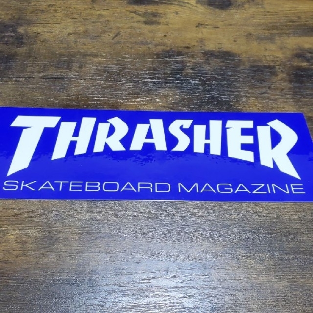 THRASHER(スラッシャー)の(縦9.1cm横23.5cm) THRASHER boxロゴステッカーＢＩＧ スポーツ/アウトドアのスポーツ/アウトドア その他(スケートボード)の商品写真