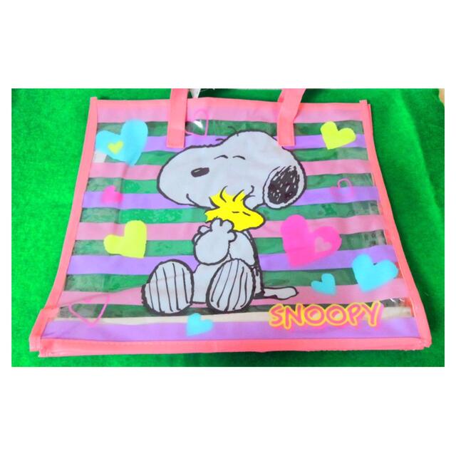 SNOOPY(スヌーピー)の【新品】ビニールバッグ“スヌーピー・ピンク”ビーチバッグ＊男女兼用〜プール・海〜 スポーツ/アウトドアのスポーツ/アウトドア その他(マリン/スイミング)の商品写真