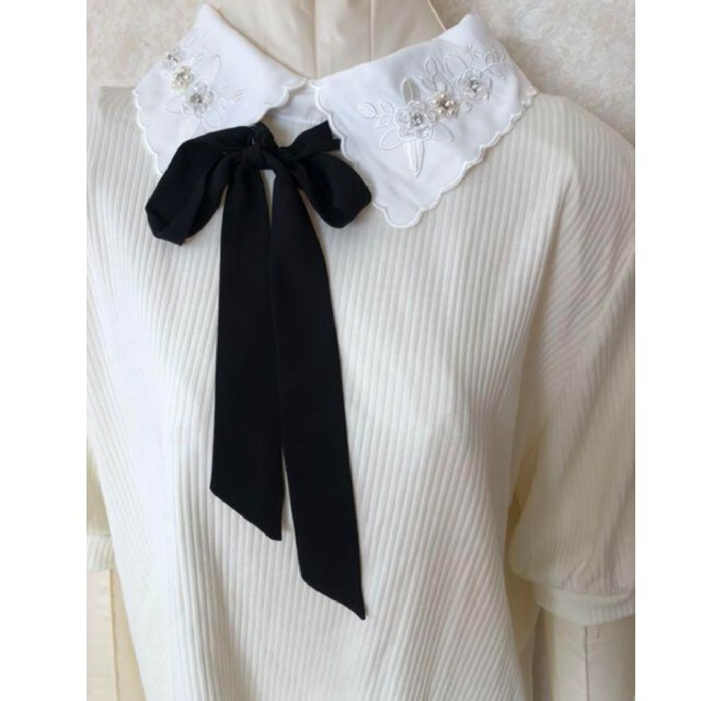 【4L】半袖 カットソー リボン ビジュー付 白 レディースのトップス(カットソー(半袖/袖なし))の商品写真