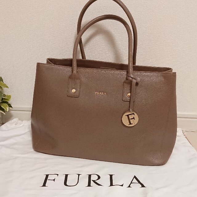 Furla(フルラ)の【美品】フルラ リンダ レザートートバッグ 大容量 本革 ダイノ レディースのバッグ(トートバッグ)の商品写真