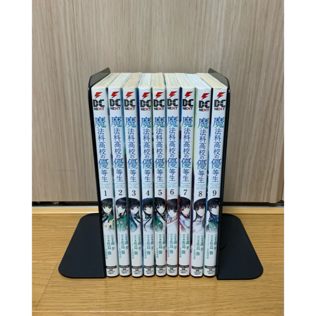 角川書店(カドカワショテン)の魔法科高校の劣等生 シリーズ48冊(電撃25周年 記念クリアしおり付き) エンタメ/ホビーの漫画(青年漫画)の商品写真