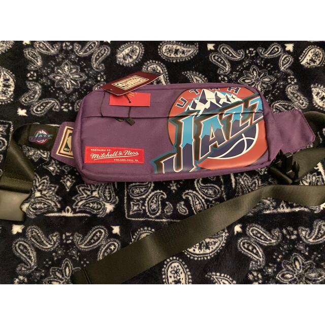 MITCHELL & NESS(ミッチェルアンドネス)の新品 ミッチェル&ネス ユタジャズ JAZZ ボディバッグ NBAウエストポーチ メンズのバッグ(ボディーバッグ)の商品写真