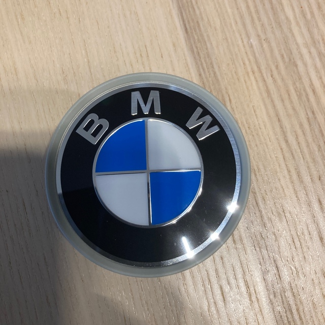 BMW(ビーエムダブリュー)の新品！BMW ホイールセンターキャップ　68ミリ 自動車/バイクの自動車(車種別パーツ)の商品写真