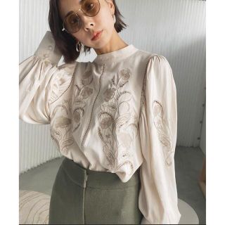 アメリヴィンテージ(Ameri VINTAGE)のLADY EMBROIDERY PUFF BLOUSE(シャツ/ブラウス(長袖/七分))