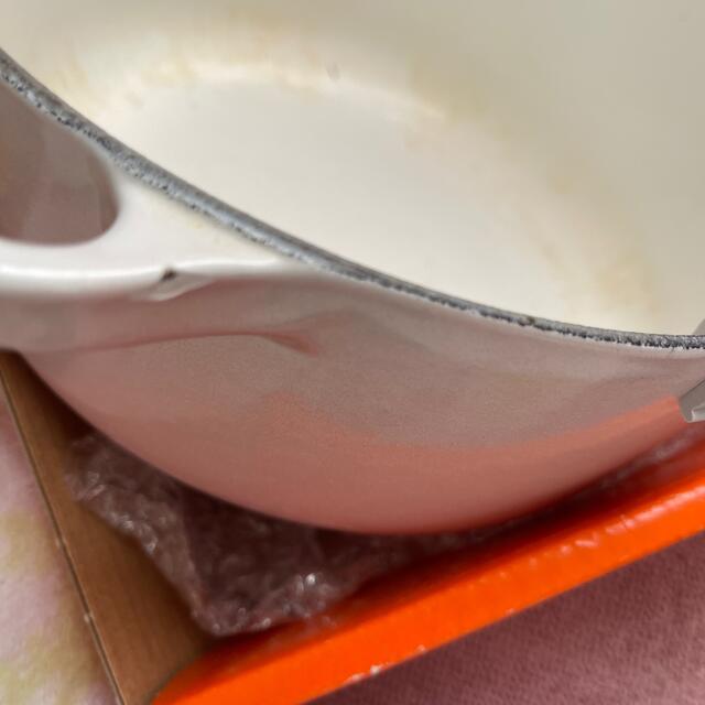 LE CREUSET(ルクルーゼ)のココットロンド　パウダーピンク　20cm インテリア/住まい/日用品のキッチン/食器(鍋/フライパン)の商品写真