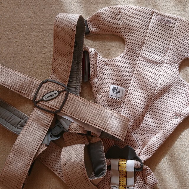 BABYBJORN(ベビービョルン)のベビービョルン ベビーキャリア mini パーリーピンク キッズ/ベビー/マタニティの外出/移動用品(抱っこひも/おんぶひも)の商品写真