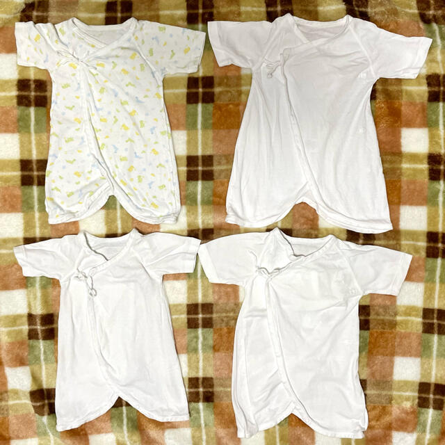 西松屋(ニシマツヤ)の新生児用コンビ肌着４枚セット キッズ/ベビー/マタニティのベビー服(~85cm)(肌着/下着)の商品写真