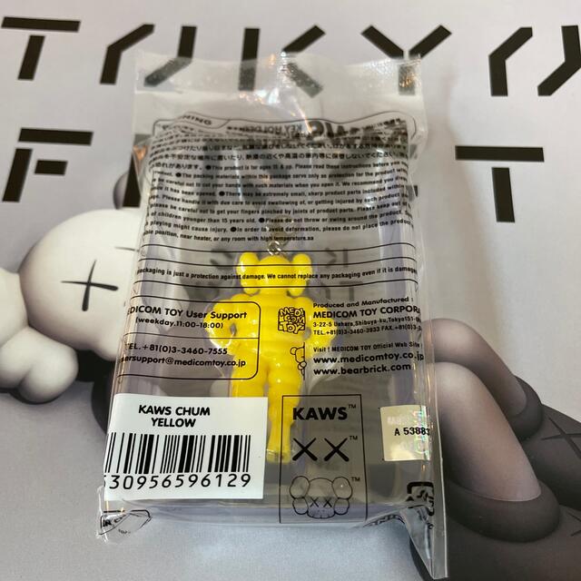 MEDICOM TOY   KAWS TOKYO FIRST KEYHOLDER イエロー黄色の通販 by