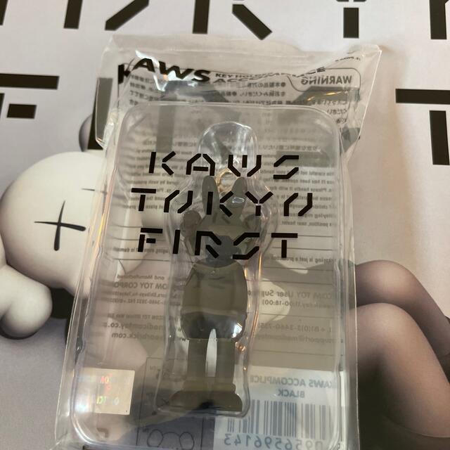 MEDICOM TOY(メディコムトイ)のKAWS TOKYO FIRST accomplic KEYHOLDER  レディースのファッション小物(キーホルダー)の商品写真