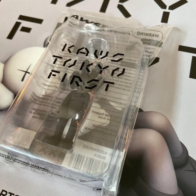 MEDICOM TOY(メディコムトイ)のKAWS TOKYO FIRST accomplic KEYHOLDER  レディースのファッション小物(キーホルダー)の商品写真