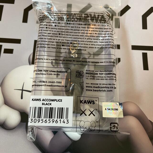 MEDICOM TOY(メディコムトイ)のKAWS TOKYO FIRST accomplic KEYHOLDER  レディースのファッション小物(キーホルダー)の商品写真