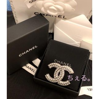 シャネル(CHANEL)の新品✨CHANELシャネル パール＆ストーンココマーク シルバーブローチ(ブローチ/コサージュ)