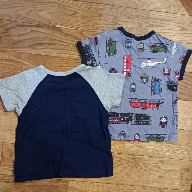 UNIQLO(ユニクロ)の【2枚セット】UNIQLO　トーマスTシャツ　80 キッズ/ベビー/マタニティのベビー服(~85cm)(Ｔシャツ)の商品写真