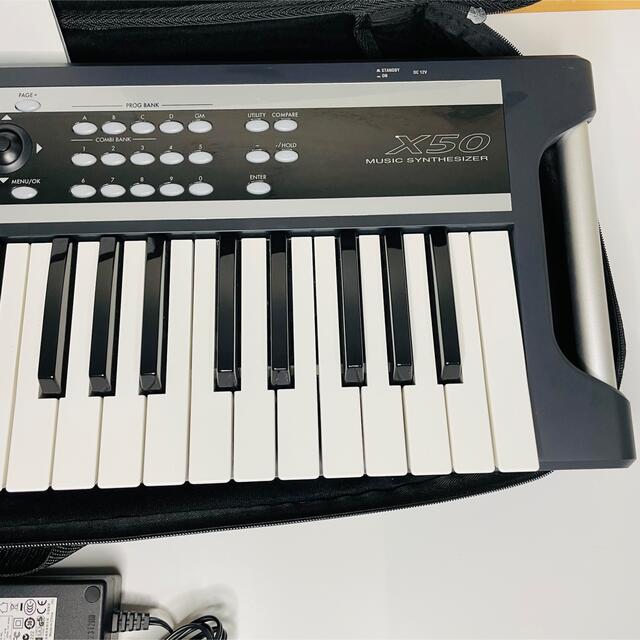 KORG(コルグ)のkorg x50 シンセサイザー　61鍵フットペダル　ソフトケース付き 楽器の鍵盤楽器(キーボード/シンセサイザー)の商品写真