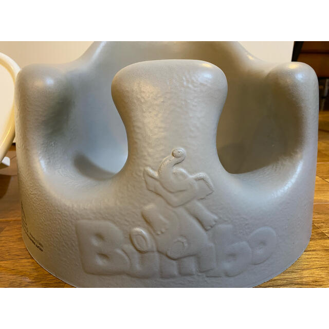 Bumbo(バンボ)のバンボベビーソファ（グレー）＆専用プレートレイセット キッズ/ベビー/マタニティのキッズ/ベビー/マタニティ その他(その他)の商品写真