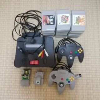 ニンテンドウ64(NINTENDO 64)の任天堂64本体セット　周辺機器　ソフト27本　拡張パックあり　コントローラー２個(家庭用ゲーム機本体)