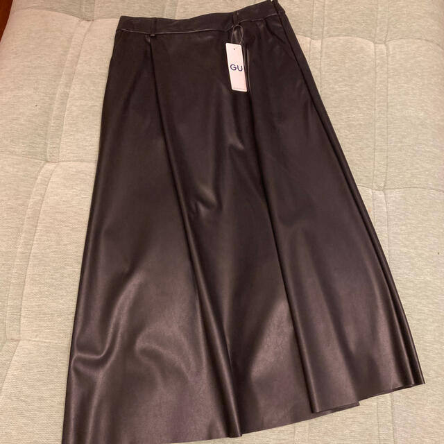 GU(ジーユー)のGU フェイクレザーフレアミディスカート レディースのスカート(ひざ丈スカート)の商品写真