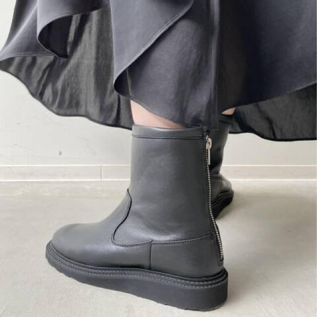 L'Appartement DEUXIEME CLASSE(アパルトモンドゥーズィエムクラス)の美品★アパルトモン　カミナンド　BACK ZIP BOOTS★ レディースの靴/シューズ(ブーツ)の商品写真