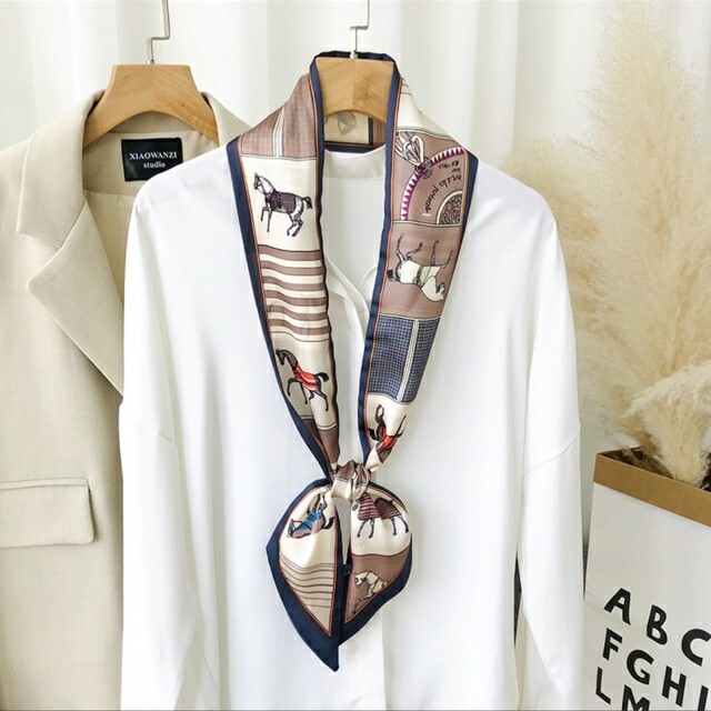 ホース柄 ツイリー ベージュ リボンスカーフ バッグスカーフ 新品 スカーフ冬 レディースのファッション小物(バンダナ/スカーフ)の商品写真