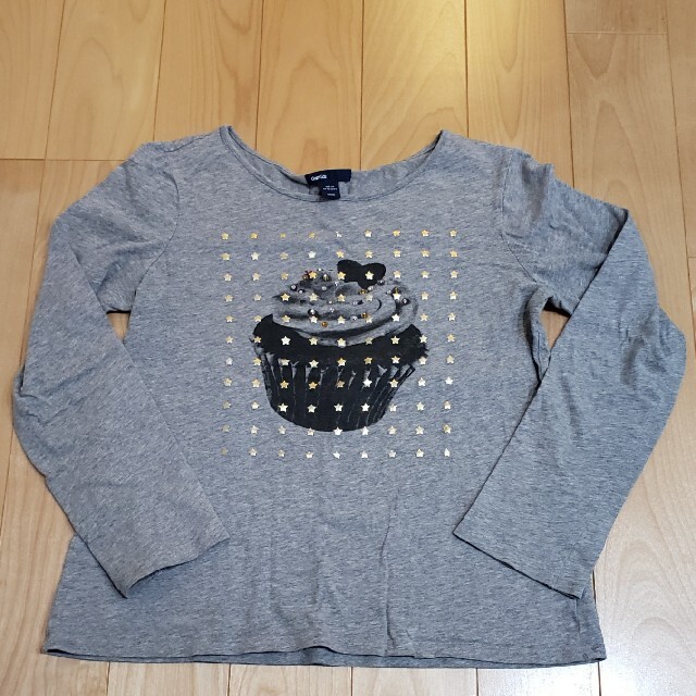 GAP Kids(ギャップキッズ)のGapKids ギャップキッズ 160 長袖Tシャツ　ロンティー　カップケーキ柄 キッズ/ベビー/マタニティのキッズ服女の子用(90cm~)(Tシャツ/カットソー)の商品写真