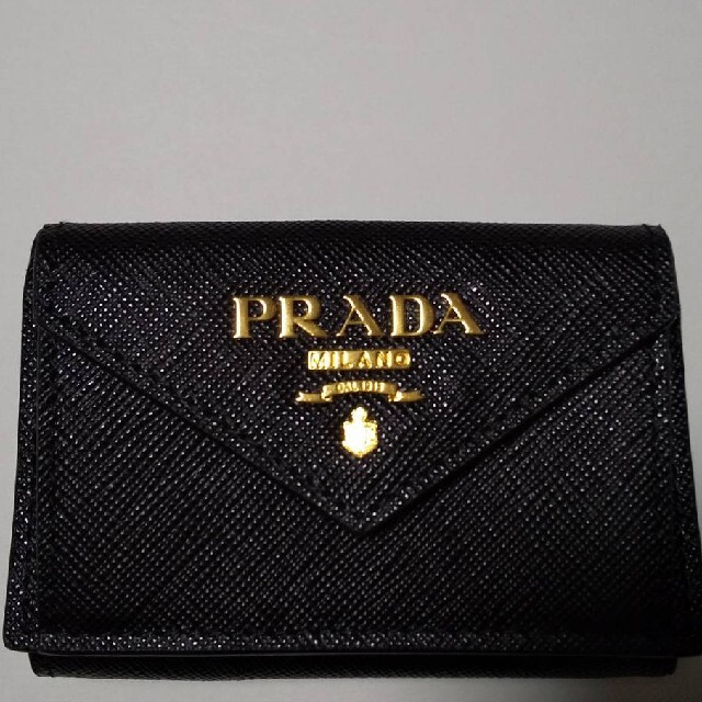 サフィアーノレザー！【PRADA】のレディース【三折財布】