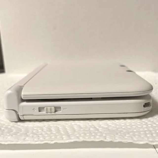 任天堂(ニンテンドウ)の専用　任天堂3DS LL  ホワイト　本体充電器付き エンタメ/ホビーのゲームソフト/ゲーム機本体(携帯用ゲーム機本体)の商品写真