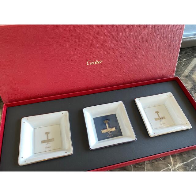 Cartier(カルティエ)のCartier 食器　小皿　陶器　3枚セット　非売品 インテリア/住まい/日用品のキッチン/食器(食器)の商品写真