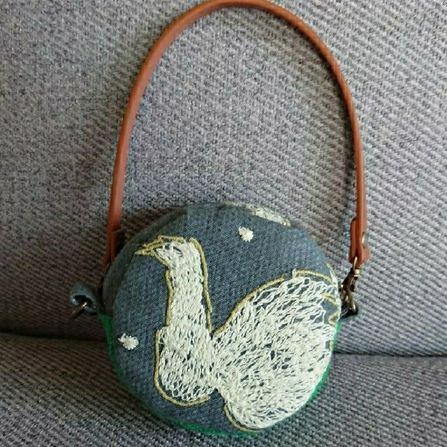 mina perhonen(ミナペルホネン)のミナペルホネンダークグレースワンバック。バックチャーム レディースのバッグ(ハンドバッグ)の商品写真