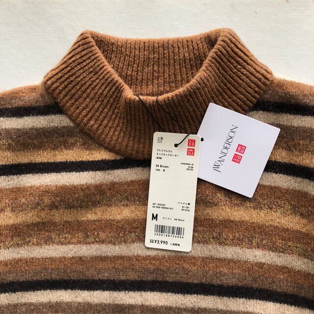 UNIQLO(ユニクロ)の【未使用】UNIQLO JWA プレミアムラムモックネックセーター（ブラウン） メンズのトップス(ニット/セーター)の商品写真