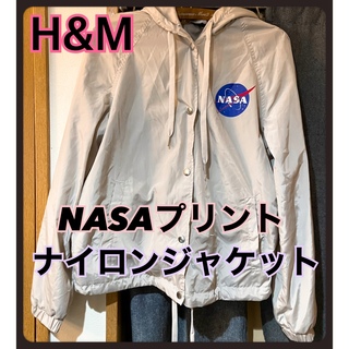 エイチアンドエム(H&M)の【最終価格】H&M NASAプリント フード付き ナイロンジャケット ベージュ(ナイロンジャケット)