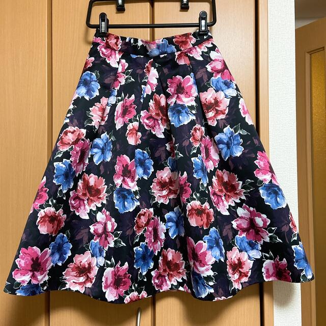 31 Sons de mode(トランテアンソンドゥモード)の美品♡花柄フレアスカート♡ブラック レディースのスカート(ひざ丈スカート)の商品写真