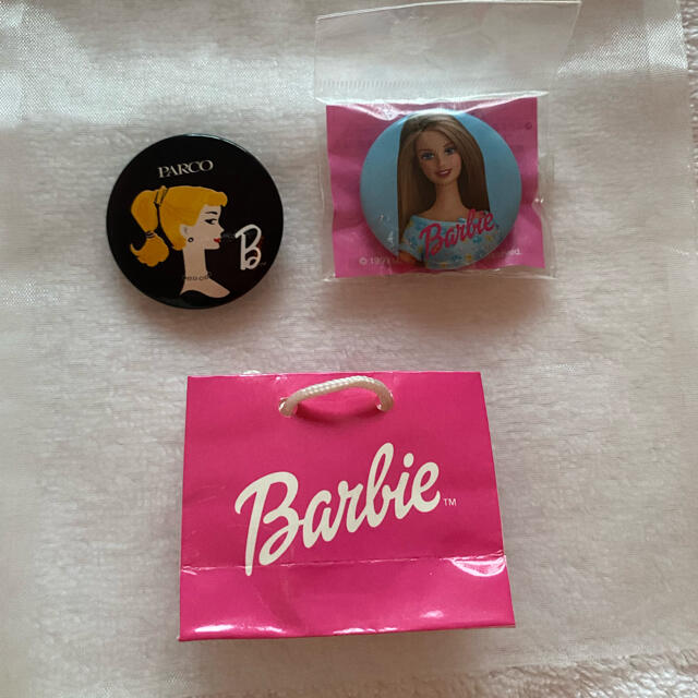 Barbie(バービー)のBarbieバービー❤️缶バッジ　2個　+  ミニ袋　　ブローチ エンタメ/ホビーのおもちゃ/ぬいぐるみ(キャラクターグッズ)の商品写真