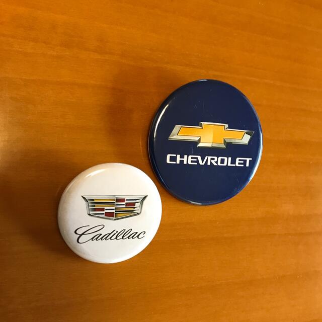 Chevrolet(シボレー)の缶バッチ　シボレー　キャデラック　2個セット エンタメ/ホビーのアニメグッズ(バッジ/ピンバッジ)の商品写真