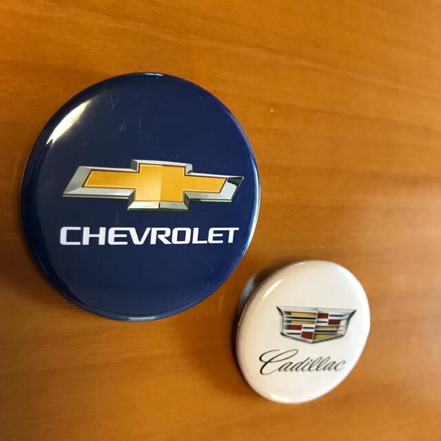 Chevrolet(シボレー)の缶バッチ　シボレー　キャデラック　2個セット エンタメ/ホビーのアニメグッズ(バッジ/ピンバッジ)の商品写真