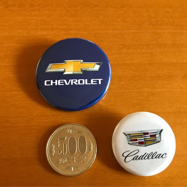 Chevrolet(シボレー)の缶バッチ　シボレー　キャデラック　2個セット エンタメ/ホビーのアニメグッズ(バッジ/ピンバッジ)の商品写真