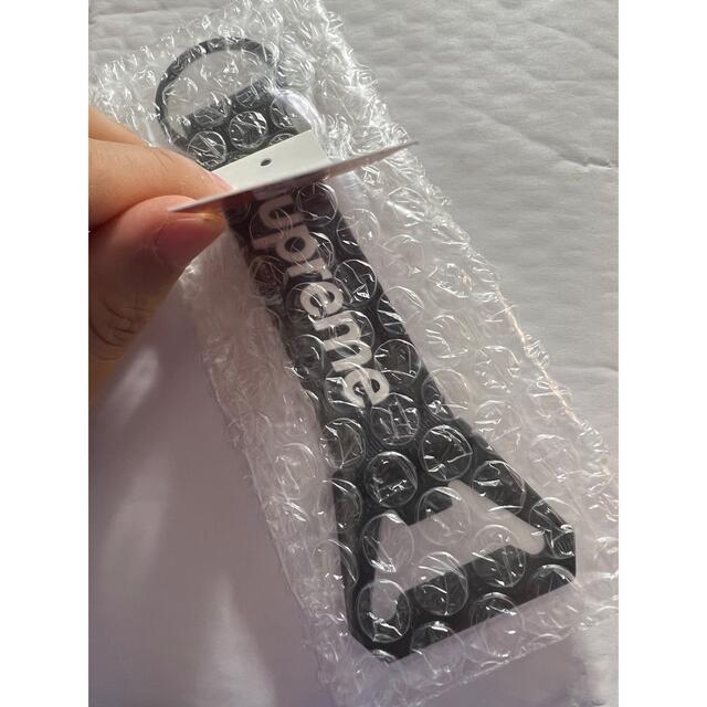 Supreme(シュプリーム)のSupreme bottle opener キーチェーン　ブラック メンズのファッション小物(キーホルダー)の商品写真