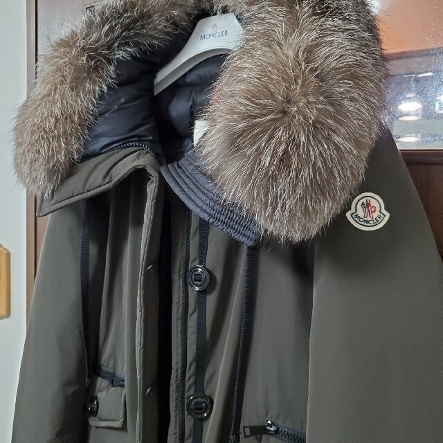 MONCLER(モンクレール)の稀少　MONCLER　MALUS　マリュス　FOXファーダウン　最終価格　極美品 レディースのジャケット/アウター(ダウンコート)の商品写真