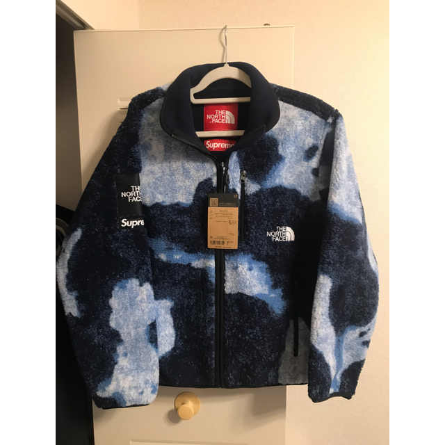 Supreme(シュプリーム)のSupreme TNF Bleached Denim Print Fleece メンズのジャケット/アウター(ブルゾン)の商品写真