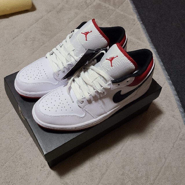 NIKE(ナイキ)のNIKE JORDAN 1 LOW　UNIVERSITY RED メンズの靴/シューズ(スニーカー)の商品写真