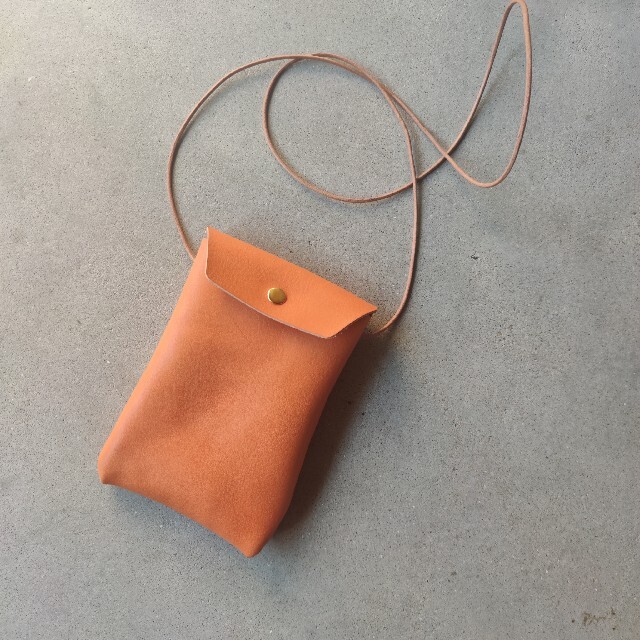 本革ヌメ革 レザーサコッシュ 栃木レザー キャメルオレンジ スマホ 財布などに